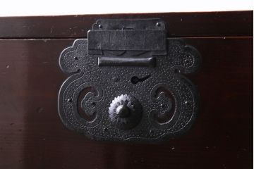 アンティーク家具　和製アンティーク　艶やかな漆塗りと金具の意匠が目を引く松本衣装箪笥ローボード(チェスト)