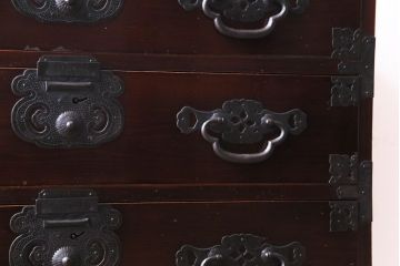 アンティーク家具　和製アンティーク　艶やかな漆塗りと金具の意匠が目を引く松本衣装箪笥ローボード(チェスト)