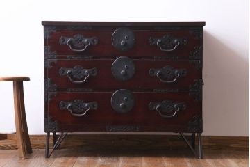 アンティーク家具　和製アンティーク　鉄脚　艶やかな漆塗りと金具が目を引く松本衣装箪笥ローボード(チェスト)