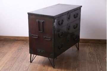 アンティーク家具　和製アンティーク　鉄脚　艶やかな漆塗りと金具が目を引く松本衣装箪笥ローボード(チェスト)