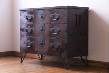 アンティーク家具　和製アンティーク　鉄脚　艶やかな漆塗りと金具が目を引く松本衣装箪笥ローボード(チェスト)