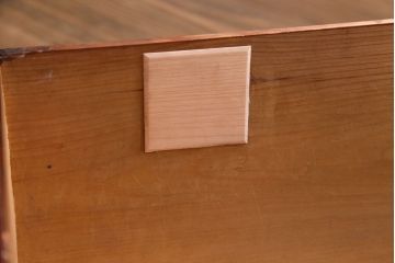 アンティーク家具　和製アンティーク　鉄脚　艶やかな漆塗りと金具が目を引く松本衣装箪笥ローボード(チェスト)