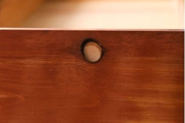 アンティーク家具　和製アンティーク　鉄脚　艶やかな漆塗りと金具が目を引く松本衣装箪笥ローボード(チェスト)