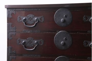 アンティーク家具　和製アンティーク　鉄脚　艶やかな漆塗りと金具が目を引く松本衣装箪笥ローボード(チェスト)