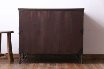 アンティーク家具　和製アンティーク　鉄脚　艶やかな漆塗りと金具が目を引く松本衣装箪笥ローボード(チェスト)