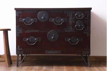 アンティーク家具　和製アンティーク　鉄脚　大振りな金具がアクセントになった漆塗りの松本衣装箪笥ローボード(チェスト)