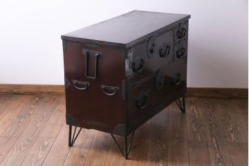 アンティーク家具　和製アンティーク　鉄脚　大振りな金具がアクセントになった漆塗りの松本衣装箪笥ローボード(チェスト)