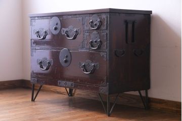 アンティーク家具　和製アンティーク　鉄脚　大振りな金具がアクセントになった漆塗りの松本衣装箪笥ローボード(チェスト)