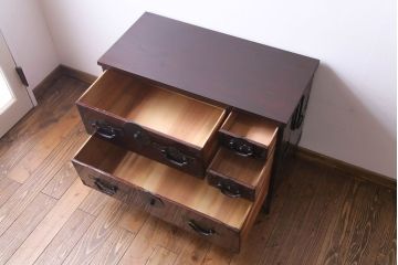 アンティーク家具　和製アンティーク　鉄脚　大振りな金具がアクセントになった漆塗りの松本衣装箪笥ローボード(チェスト)