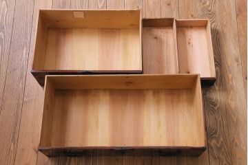 アンティーク家具　和製アンティーク　鉄脚　大振りな金具がアクセントになった漆塗りの松本衣装箪笥ローボード(チェスト)