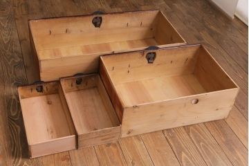 アンティーク家具　和製アンティーク　鉄脚　大振りな金具がアクセントになった漆塗りの松本衣装箪笥ローボード(チェスト)