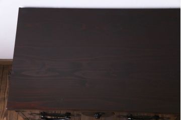 アンティーク家具　和製アンティーク　鉄脚　大振りな金具がアクセントになった漆塗りの松本衣装箪笥ローボード(チェスト)