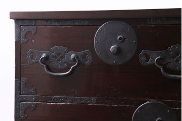 アンティーク家具　和製アンティーク　鉄脚　大振りな金具がアクセントになった漆塗りの松本衣装箪笥ローボード(チェスト)