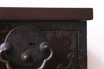 アンティーク家具　和製アンティーク　鉄脚　大振りな金具がアクセントになった漆塗りの松本衣装箪笥ローボード(チェスト)