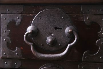 アンティーク家具　和製アンティーク　鉄脚　大振りな金具がアクセントになった漆塗りの松本衣装箪笥ローボード(チェスト)