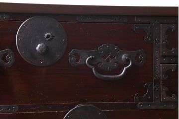 アンティーク家具　和製アンティーク　鉄脚　大振りな金具がアクセントになった漆塗りの松本衣装箪笥ローボード(チェスト)