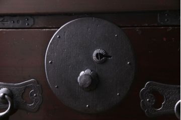 アンティーク家具　和製アンティーク　鉄脚　大振りな金具がアクセントになった漆塗りの松本衣装箪笥ローボード(チェスト)