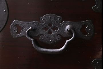 アンティーク家具　和製アンティーク　鉄脚　大振りな金具がアクセントになった漆塗りの松本衣装箪笥ローボード(チェスト)