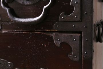 アンティーク家具　和製アンティーク　鉄脚　大振りな金具がアクセントになった漆塗りの松本衣装箪笥ローボード(チェスト)