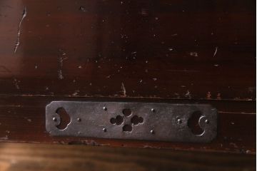 アンティーク家具　和製アンティーク　鉄脚　大振りな金具がアクセントになった漆塗りの松本衣装箪笥ローボード(チェスト)