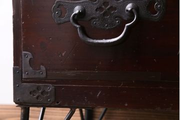 アンティーク家具　和製アンティーク　鉄脚　大振りな金具がアクセントになった漆塗りの松本衣装箪笥ローボード(チェスト)