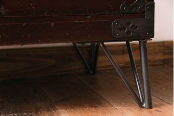 アンティーク家具　和製アンティーク　鉄脚　大振りな金具がアクセントになった漆塗りの松本衣装箪笥ローボード(チェスト)