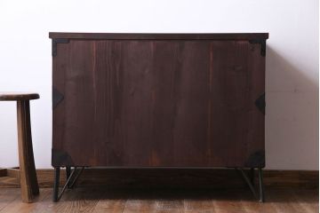 アンティーク家具　和製アンティーク　鉄脚　大振りな金具がアクセントになった漆塗りの松本衣装箪笥ローボード(チェスト)