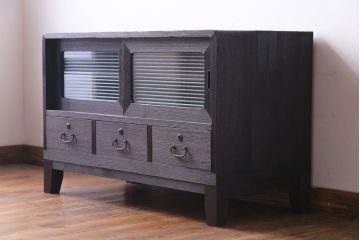 レトロ家具　昭和レトロ　リメイク　脚付き　古い桐材とモールガラスの味わいが魅力的な箪笥ローボード(リビングボード、戸棚、収納棚、桐箪笥、桐たんす)