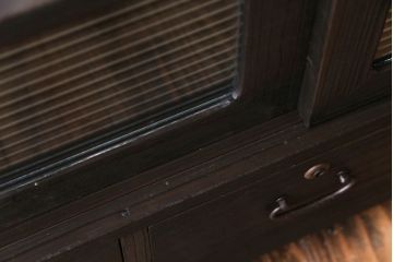 レトロ家具　昭和レトロ　リメイク　脚付き　古い桐材とモールガラスの味わいが魅力的な箪笥ローボード(リビングボード、戸棚、収納棚、桐箪笥、桐たんす)