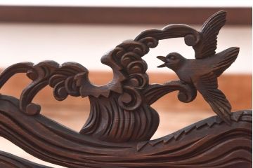 リメイク品　躍動感のある彫りが美しい欄間のガラステーブル(サイドテーブル、コンソールテーブル)