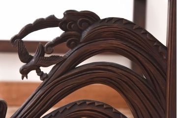 リメイク品　躍動感のある彫りが美しい欄間のガラステーブル(サイドテーブル、コンソールテーブル)