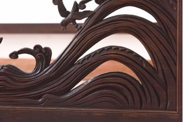 リメイク品　躍動感のある彫りが美しい欄間のガラステーブル(サイドテーブル、コンソールテーブル)