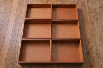 ヴィンテージ家具　北欧ビンテージ　G-PLAN(ジープラン)　木の温もりを感じる縦型のサイドチェスト(引き出し)