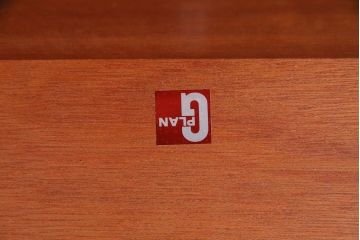 ヴィンテージ家具　北欧ビンテージ　G-PLAN(ジープラン)　木の温もりを感じる縦型のサイドチェスト(引き出し)