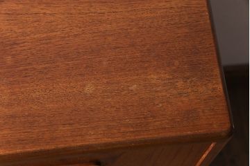 ヴィンテージ家具　北欧ビンテージ　G-PLAN(ジープラン)　木の温もりを感じる縦型のサイドチェスト(引き出し)