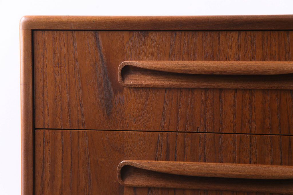 ヴィンテージ家具　北欧ビンテージ　G-PLAN(ジープラン)　木の温もりを感じる縦型のサイドチェスト(引き出し)