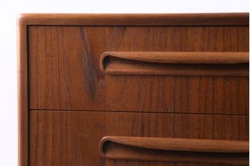 ヴィンテージ家具　北欧ビンテージ　G-PLAN(ジープラン)　木の温もりを感じる縦型のサイドチェスト(引き出し)