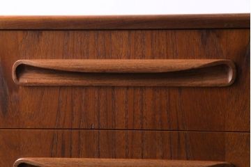 ヴィンテージ家具　北欧ビンテージ　G-PLAN(ジープラン)　木の温もりを感じる縦型のサイドチェスト(引き出し)