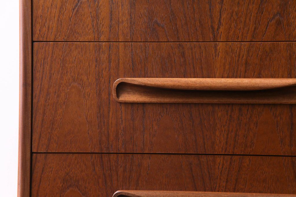 ヴィンテージ家具　北欧ビンテージ　G-PLAN(ジープラン)　木の温もりを感じる縦型のサイドチェスト(引き出し)