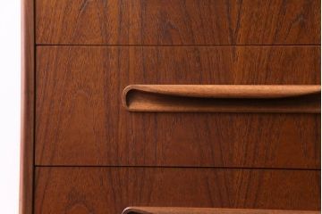 ヴィンテージ家具　北欧ビンテージ　G-PLAN(ジープラン)　木の温もりを感じる縦型のサイドチェスト(引き出し)