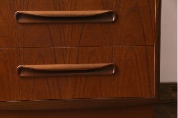 ヴィンテージ家具　北欧ビンテージ　G-PLAN(ジープラン)　木の温もりを感じる縦型のサイドチェスト(引き出し)