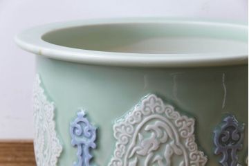 アンティーク雑貨　和製アンティーク　レトロな色合いの陽刻青磁盆栽鉢(植木鉢)