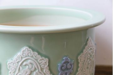 アンティーク雑貨　和製アンティーク　レトロな色合いの陽刻青磁盆栽鉢(植木鉢)