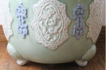 アンティーク雑貨　和製アンティーク　レトロな色合いの陽刻青磁盆栽鉢(植木鉢)