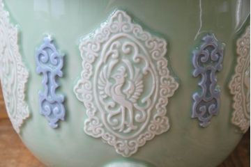 アンティーク雑貨　和製アンティーク　レトロな色合いの陽刻青磁盆栽鉢(植木鉢)