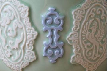 アンティーク雑貨　和製アンティーク　レトロな色合いの陽刻青磁盆栽鉢(植木鉢)