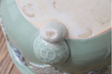 アンティーク雑貨　和製アンティーク　レトロな色合いの陽刻青磁盆栽鉢(植木鉢)