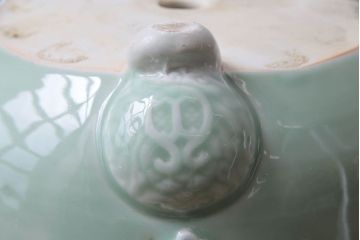 アンティーク雑貨　和製アンティーク　レトロな色合いの陽刻青磁盆栽鉢(植木鉢)