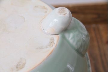 アンティーク雑貨　和製アンティーク　レトロな色合いの陽刻青磁盆栽鉢(植木鉢)