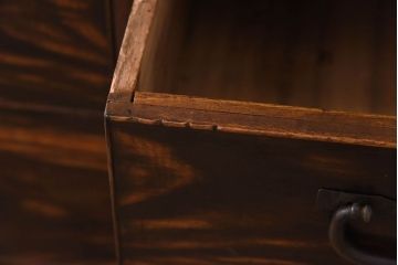 アンティーク家具　和製アンティーク　クジャク杢　独特の存在感を放つ黒柿材の茶箪笥(茶棚、収納棚)